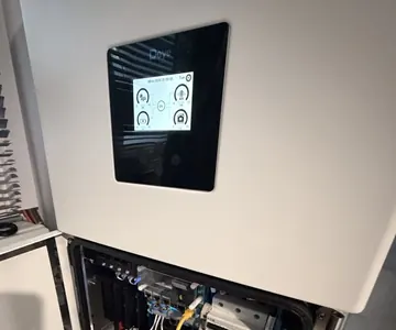 Inverter Deye με την οθόνη ροής ενέργειας, με ανοιχτό το διαμέρισμα συνδέσεων κατά την εγκατάσταση