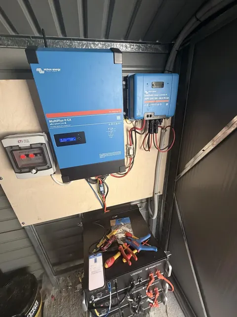 Inverter/φορτιστής Victron MultiPlus-II GX και ρυθμιστής φόρτισης SmartSolar MPPT, με μπαταρίες Pylontech US5000 από κάτω